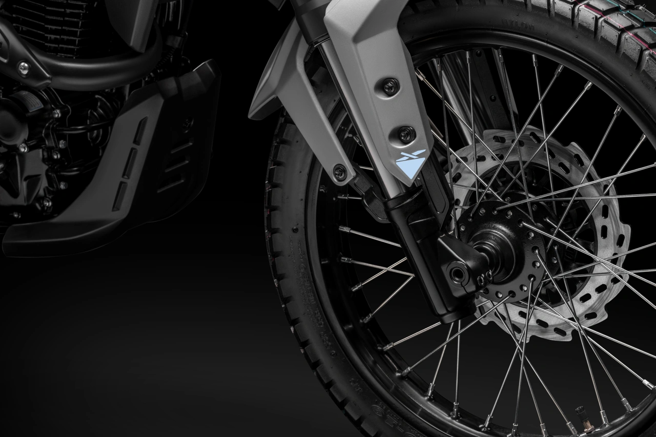 Disc brakes + spoked wheels – All-terrain safety.